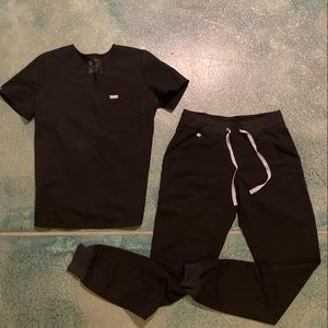 Black figs jogger pants and one pocket scrub top size small. Great condition!